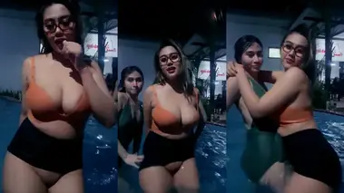 Bokep Indo Miya Bareng Bestie di Kolam Renang